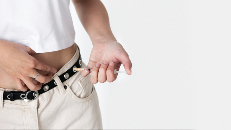 Best peptides for weight loss: man injecting peptide into belly.
