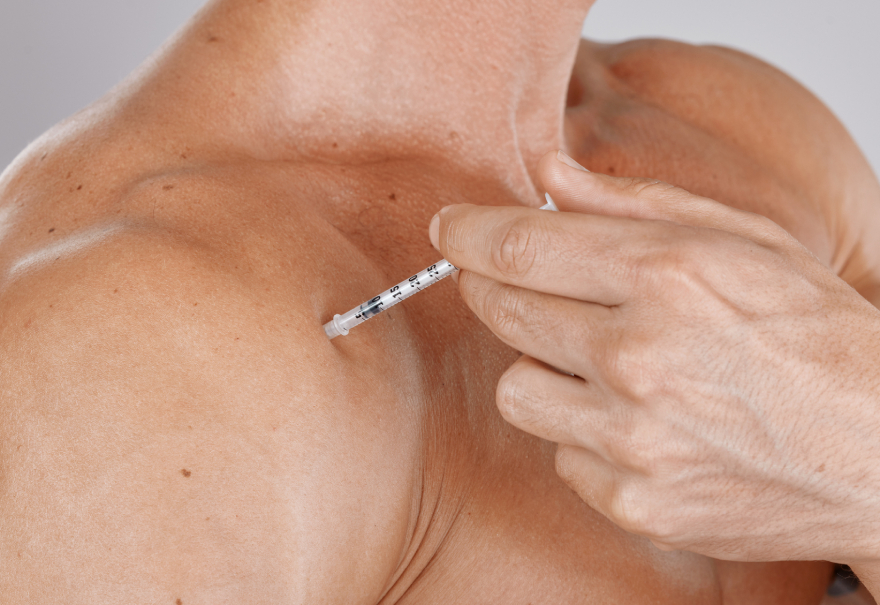 Best peptides for weight loss: man injecting muscles with a peptide.