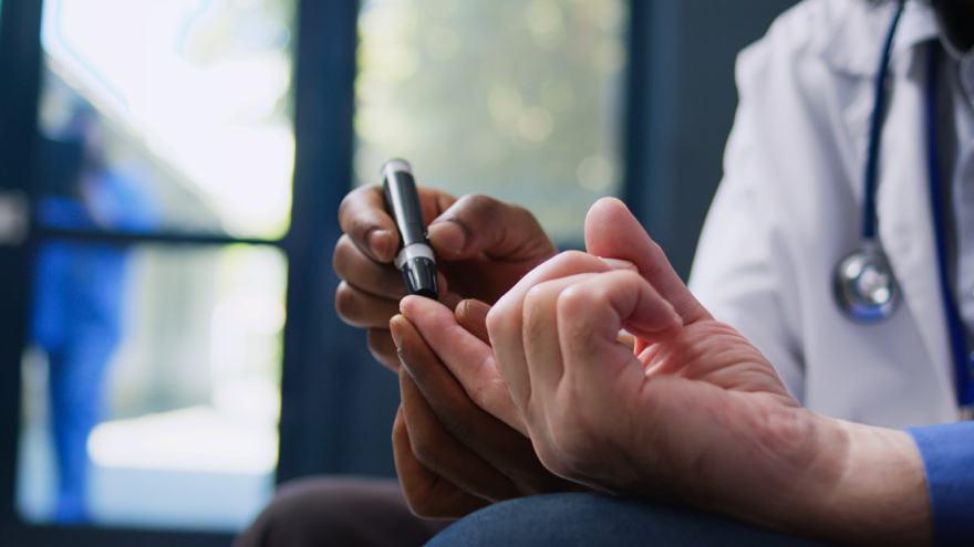 Mounjaro cost: a doctor and a diabetic patient.