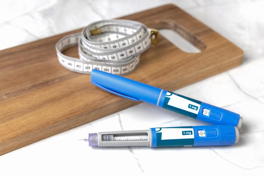 Mounjaro doses: a syringe on a table.