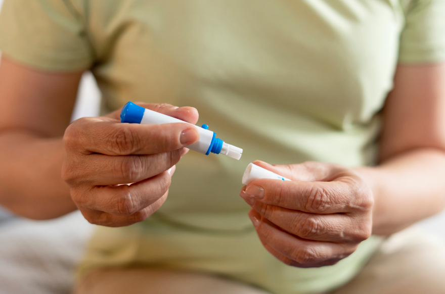 Mounjaro doses: a woman preparing to use Mounjaro.