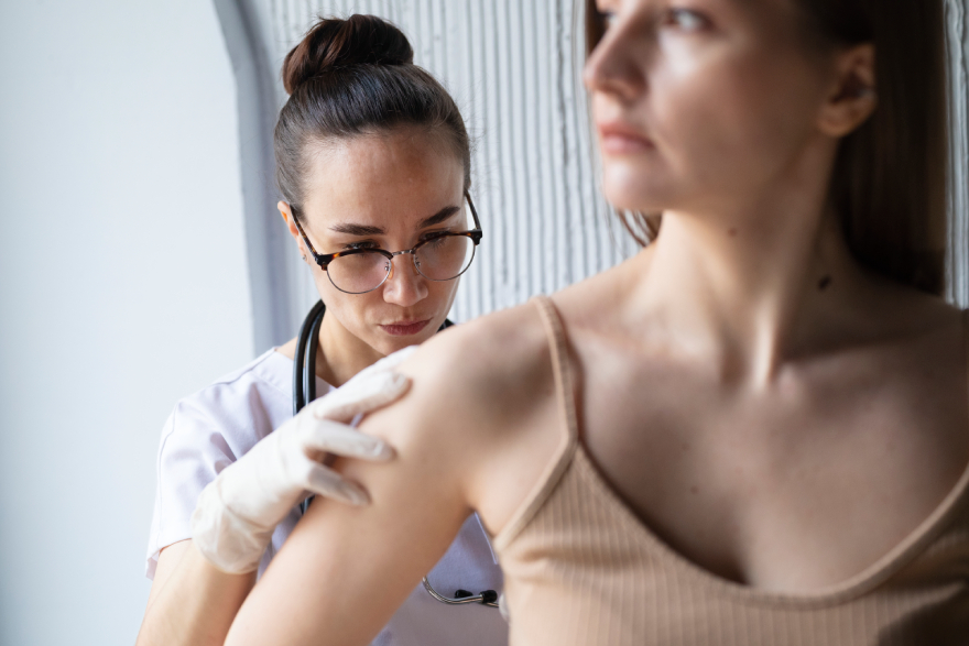 Mounjaro injection sites: a nurse injecting Mounjaro into a woman's arm.