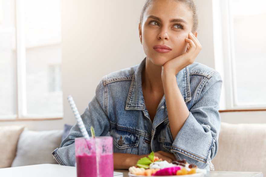 Ozempic alternatives: a girl feeling full and not finishing her meal.