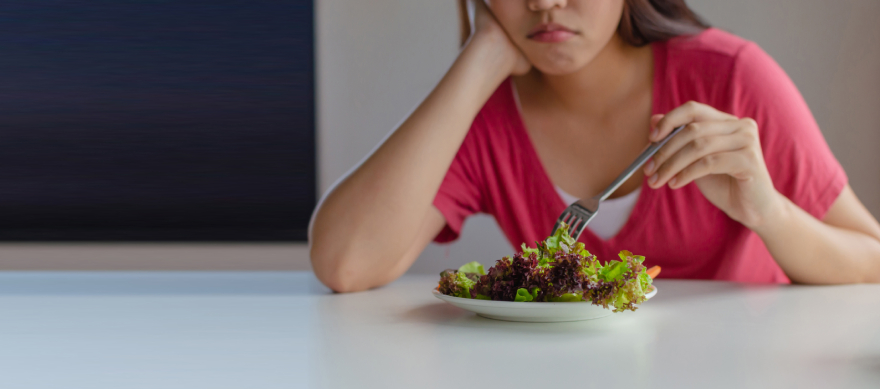 Side effects of Mounjaro: a woman not eating her food.